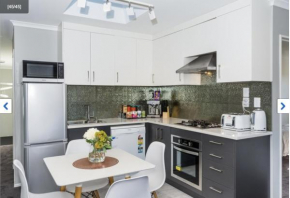 Albany Modern Private 2 bedroom 2 bathroom with Full Kitchen Netflix